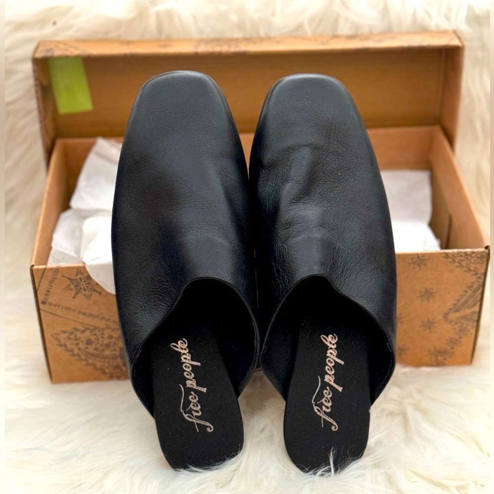 Free People Reese Flat. New never worn.